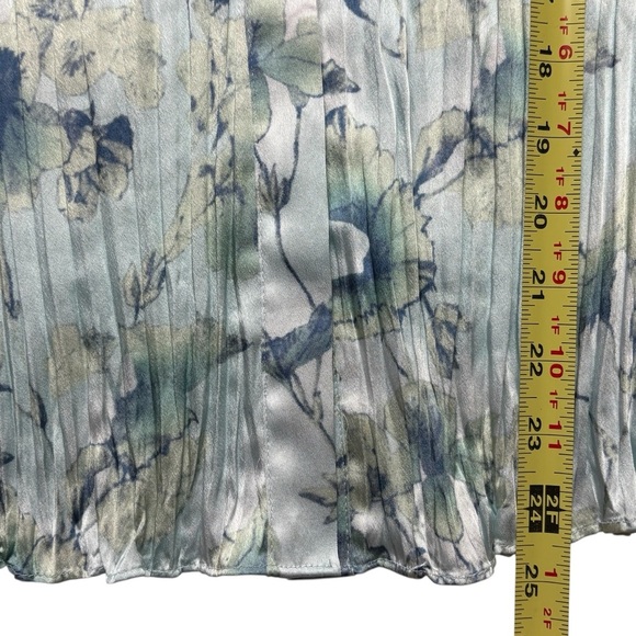 Vince Crushed Satin V Neck Blouse Size M Button Front Floral Pale Lagoon Pleated - Picture 9 of 12